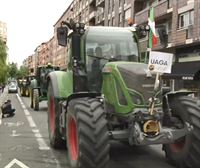 Una tractorada defiende la tierra de Álava contra el acoso de las renovables