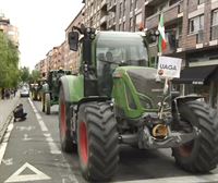 Centenares de personas y unos cincuenta tractores se manifiestan por las calles de Vitoria-Gasteiz