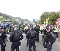 Los agricultores mantendrán bloqueda la circulación en la AP-8 en la muga hasta las 10:00 horas del martes